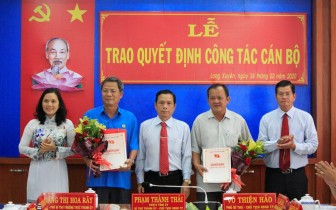 TP. Long Xuyên trao quyết định công tác cán bộ