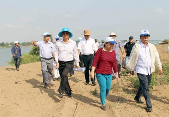 Lãnh đạo 2 tỉnh An Giang và Đồng Tháp khảo sát các dự án đầu tư tại cồn Vĩnh Hòa (TX. Tân Châu)