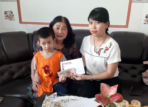 Trao tiền hỗ trợ bé Hồ Phước Hữu bị bệnh máu khó đông