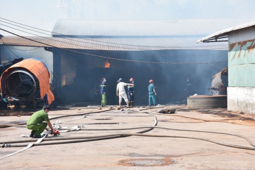 Bến Tre: Cháy lớn ở công ty sản xuất chỉ xơ dừa