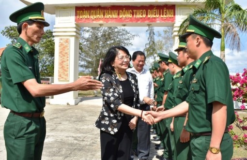 Phó Chủ tịch nước Đặng Thị Ngọc Thịnh thăm Đồn Biên phòng Đất Mũi
