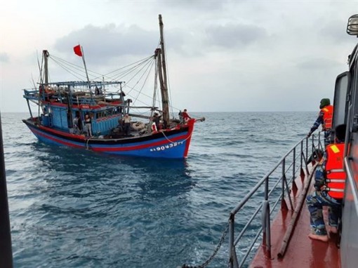 Cứu nạn thành công 11 người trên tàu cá ở cửa biển Thuận An