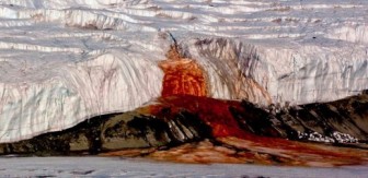 Hé lộ bí ẩn thác máu tại Nam Cực
