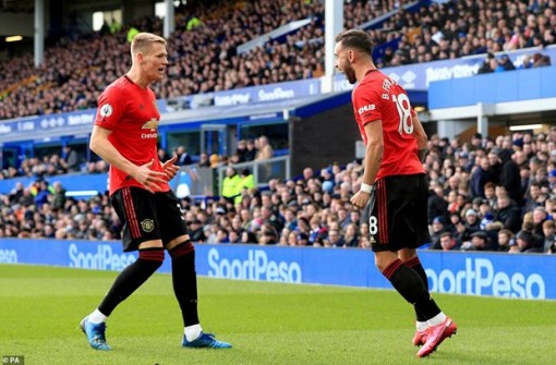 Premier League: VAR 'cứu' Manchester United, Tottenham thua ngược