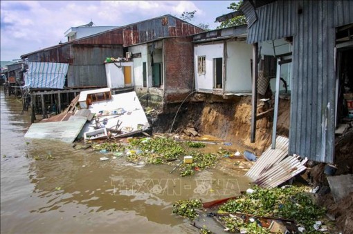 Cần Thơ: Sạt lở ảnh hưởng 5 căn nhà ven chợ nổi Cái Răng