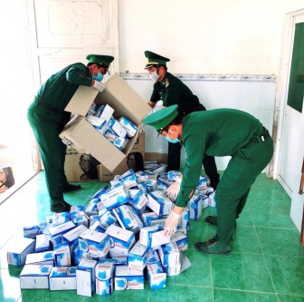 Bắt 2 vụ vận chuyển 174.000 khẩu trang y tế qua Campuchia
