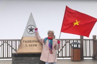 Ngưỡng mộ cụ bà 81 tuổi leo 600 bậc đá, chinh phục Fansipan