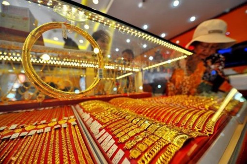Ngân hàng đua nhau giảm lãi suất, vàng đứng ở ngưỡng cao