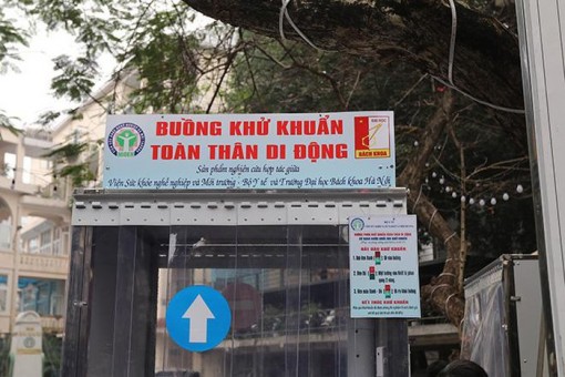 Sáng chế thành công buồng khử khuẩn toàn thân di động chống COVID-19