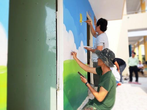 “Thay áo mới” nhà vệ sinh trường học