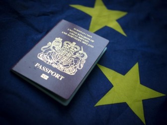 Tạm thời dừng nhập cảnh khách du lịch thuộc khu vực Schengen và Anh