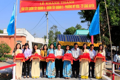 Khánh thành cầu và trao nhà Đại đoàn kết ở phường Mỹ Hòa
