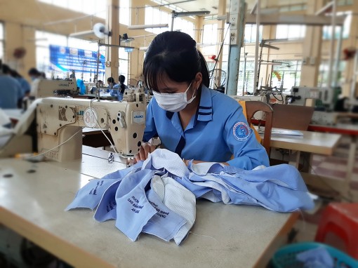 Sản xuất 5.000 khẩu trang vải phát miễn phí cho học sinh, sinh viên, giảng viên và người nghèo