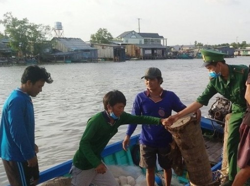 Cà Mau: Cứu vớt 4 thuyền viên trôi dạt trên biển