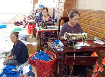 Phụ nữ huyện Châu Thành may gần 10.000 khẩu trang vải phát miễn phí