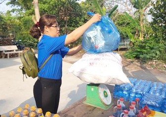 Thu gom, đổi rác thải nhựa lấy nhu yếu phẩm để bảo vệ môi trường