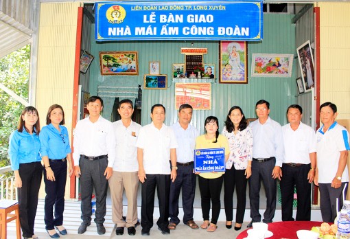 Liên đoàn Lao động TP. Long Xuyên bàn giao nhà Mái ấm Công đoàn