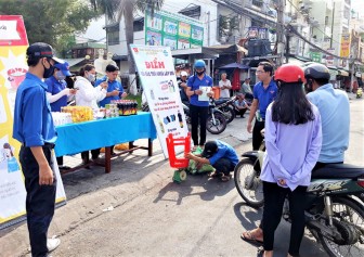 Đổi rác thải nhựa lấy khẩu trang vải, xà phòng