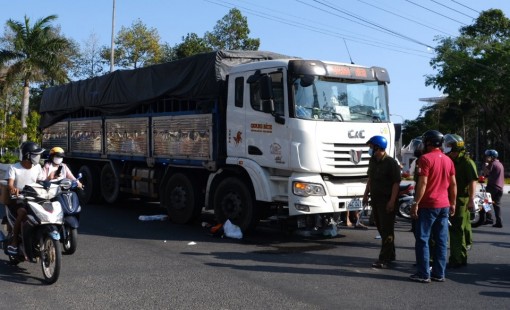 Cà Mau: Xe tải va chạm xe máy, 3 người bị thương