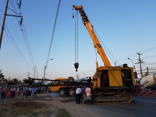 Xe cẩu rơi từ xe container, chắn ngang Quốc lộ 1