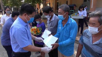 TX. Tân Châu trao quyết định cho 33 công dân hết thời gian cách ly phòng dịch Covid-19