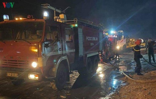 Liên tục xảy ra cháy lớn tại 2 kho bãi phế liệu ở Long An