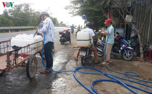 Giọt nước nghĩa tình mùa hạn miền Tây