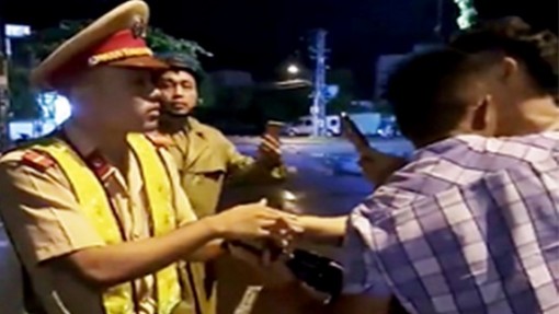 Từ 30-3: Công an có quyền từ chối làm việc với người ăn mặc phản cảm, say rượu bia