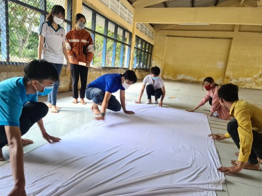 Cần Thơ: May 10.000 khẩu trang tặng bà con có hoàn cảnh khó khăn