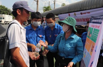 Công đoàn cơ sở Tỉnh đoàn An Giang tặng nước rửa tay cho công nhân lao động