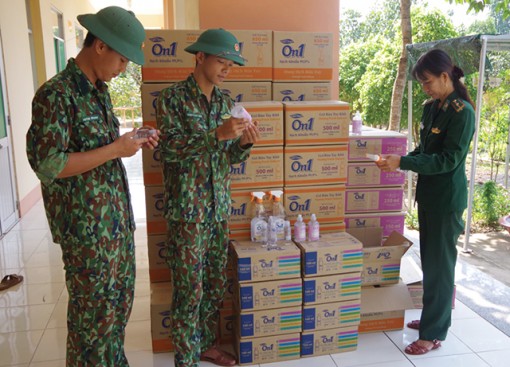 Đồng Tháp: Phát hiện phương tiện vận chuyển 60 thùng gel rửa tay không hóa đơn, chứng từ