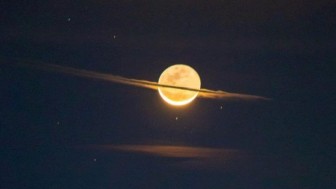 Mặt Trăng 'biến hình' thành sao Thổ