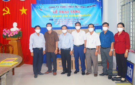 Tặng 4.500 khẩu trang kháng khuẩn góp phần phòng, chống dịch Covid-19