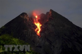Núi lửa mạnh nhất Indonesia 'thức giấc,' phun trào cột tro bụi cao 5km
