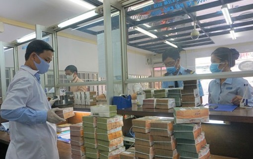 Cà Mau: Khử khuẩn và cách ly tiền mặt