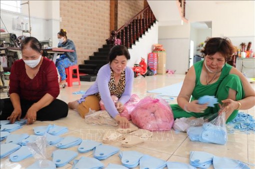 Những chiếc khẩu trang nghĩa tình của người phụ nữ Tầm Vu