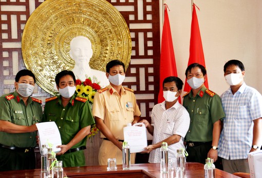 Tặng khẩu trang, cồn y tế cho Công an An Giang