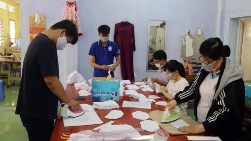 Sinh viên CĐ Cần Thơ may khẩu trang tặng bà con nghèo