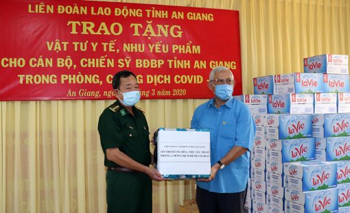Liên đoàn Lao động An Giang tặng khẩu trang, nước rửa tay, thực phẩm tại các huyện biên giới