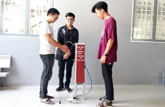 Học sinh Trường THPT Chu Văn An chế tạo máy rửa tay phòng, chống Covid-19