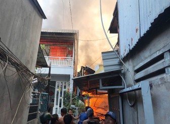 Hỏa hoạn làm cháy hoàn toàn 4 căn nhà ở phường Mỹ Bình