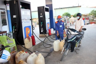 An Giang: Người dân mua xăng, dầu dự trữ, bởi tin đồn thất thiệt