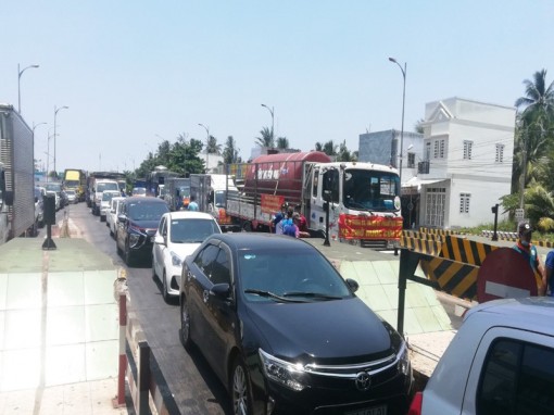 Miễn phí xe chở nước ngọt qua trạm BOT cầu Rạch Miễu