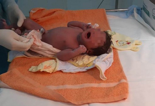 Sóc Trăng: 12 y - bác sĩ cấp tốc đến khu cách ly giúp sản phụ sinh con