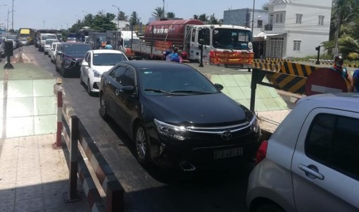 Nhiều chủ phương tiện không mua vé qua trạm BOT Rạch Miễu gây ùn tắc