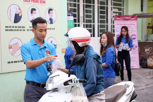 Tháng 3, rực rỡ màu áo xanh