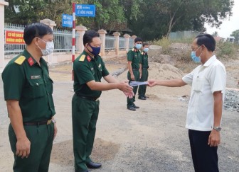 Bí thư Huyện ủy Phú Tân thăm, tặng quà chiến sĩ làm nhiệm vụ ở khu cách ly