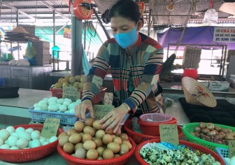 Phú Tân: Không có chuyện “cháy hàng” trứng gà