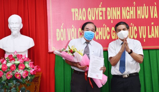 Bến Tre: Trao quyết định nghỉ hưu và bổ nhiệm đối với công chức giữ chức vụ lãnh đạo, quản lý
