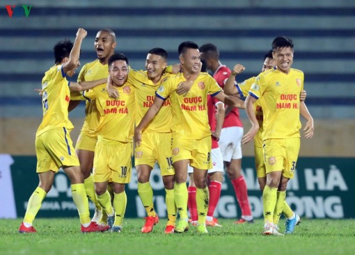 HLV Văn Sỹ và học trò giảm lương khi V-League 2020 hoãn vô thời hạn